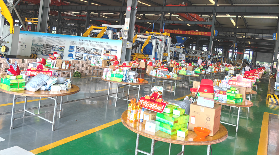 جميل تشيوان قونغ | الاحتفال بالعمل الجماعي ومناقشة التنمية